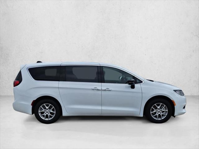 2025 Chrysler Voyager LX