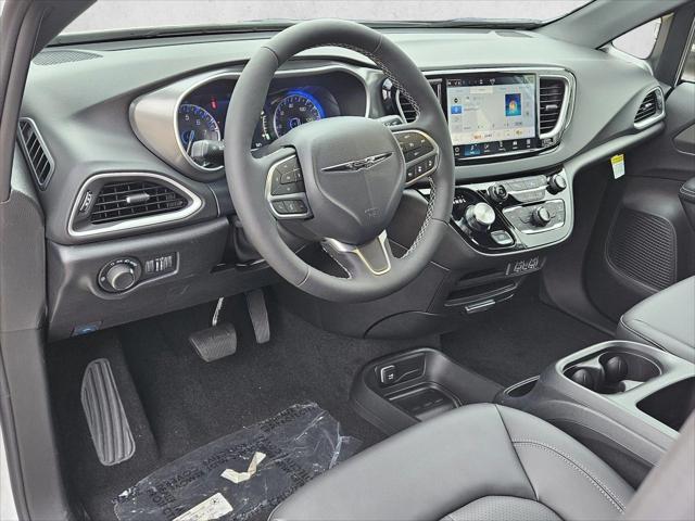 2025 Chrysler Voyager LX