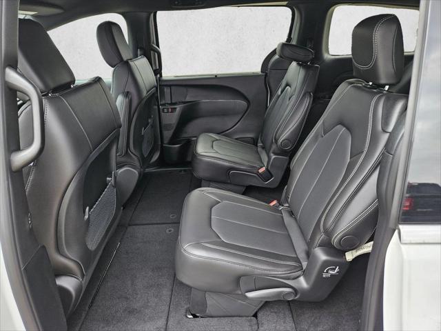 2025 Chrysler Voyager LX