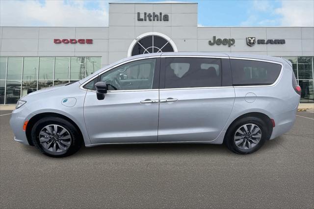 2024 Chrysler Pacifica Hybrid Select