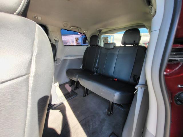 2013 Toyota Sienna SE 8 Passenger