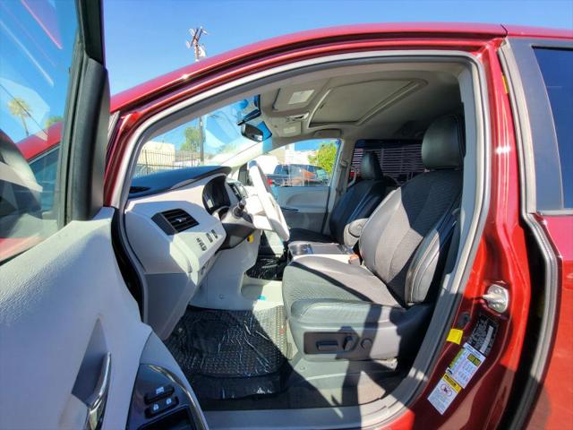 2013 Toyota Sienna SE 8 Passenger
