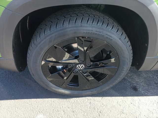 2026 Volkswagen Taos SE Black