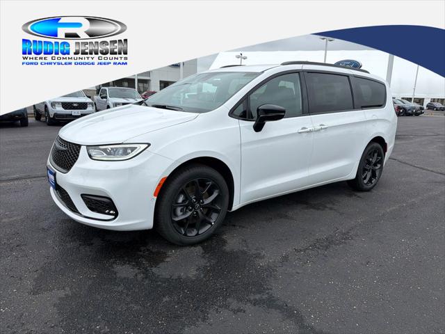 2026 Chrysler Pacifica Select AWD for sale in New Lisbon, WI