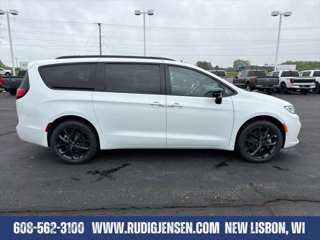 2026 Chrysler Pacifica Select AWD