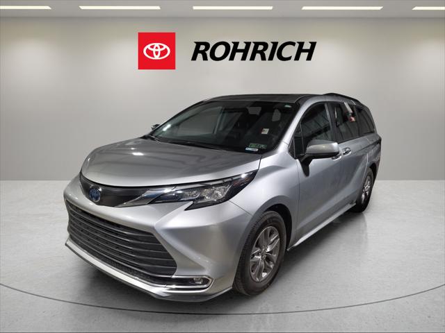 2022 Toyota Sienna XLE's photo