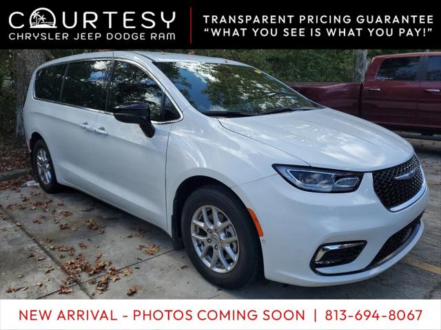 2025 Chrysler Pacifica Select