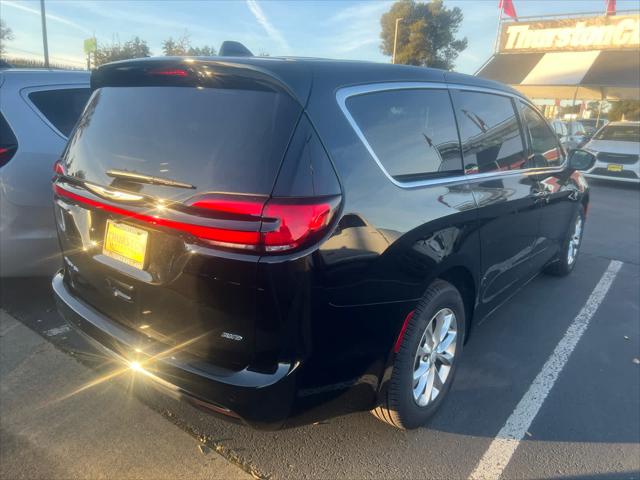 2026 Chrysler Pacifica Select AWD
