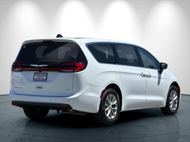 2026 Chrysler Pacifica Select AWD