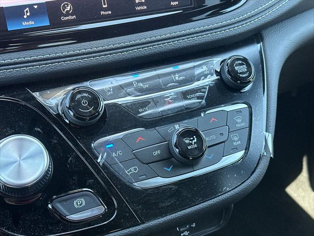 2026 Chrysler Pacifica Select AWD
