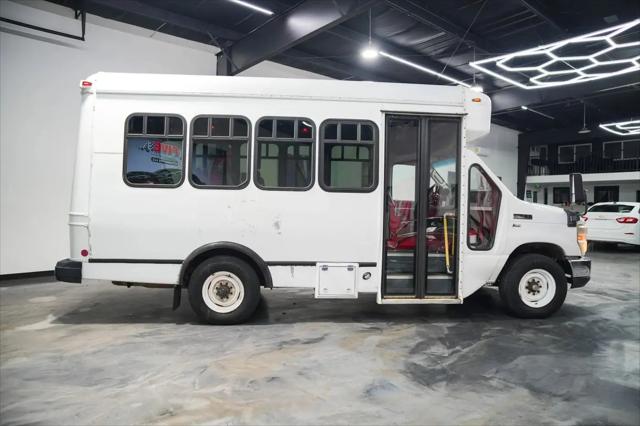 2011 Ford E-350 Cutaway E-350
