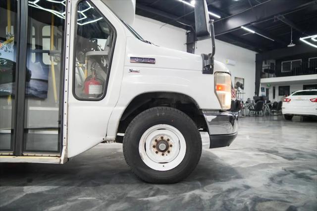 2011 Ford E-350 Cutaway E-350