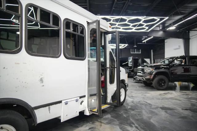 2011 Ford E-350 Cutaway E-350