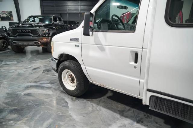 2011 Ford E-350 Cutaway E-350