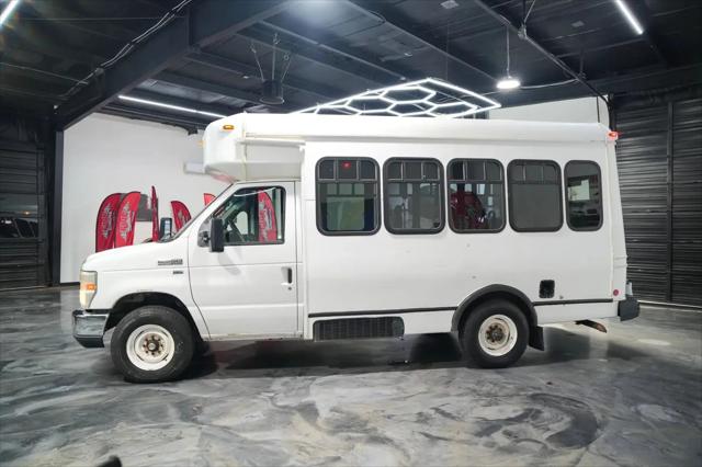 2011 Ford E-350 Cutaway E-350
