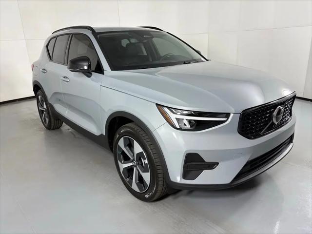 2026 Volvo XC40 Core, B4 FWD Gas (mild hybrid), Dark