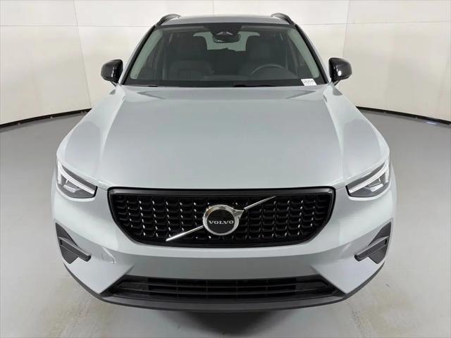 2026 Volvo XC40 Core, B4 FWD Gas (mild hybrid), Dark