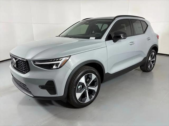 2026 Volvo XC40 Core, B4 FWD Gas (mild hybrid), Dark
