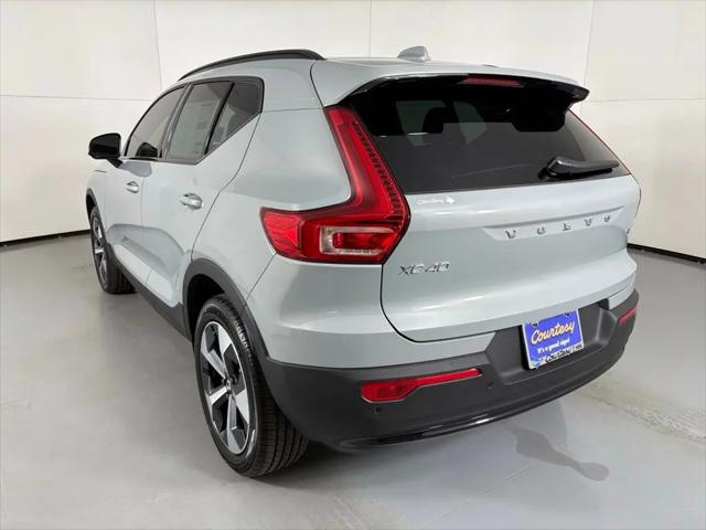 2026 Volvo XC40 Core, B4 FWD Gas (mild hybrid), Dark