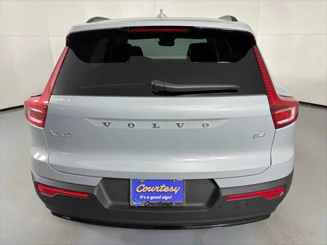 2026 Volvo XC40 Core, B4 FWD Gas (mild hybrid), Dark