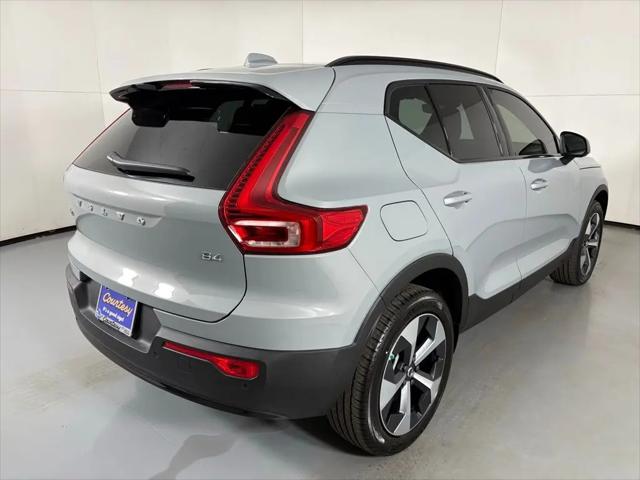 2026 Volvo XC40 Core, B4 FWD Gas (mild hybrid), Dark