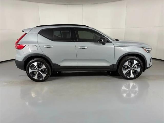 2026 Volvo XC40 Core, B4 FWD Gas (mild hybrid), Dark