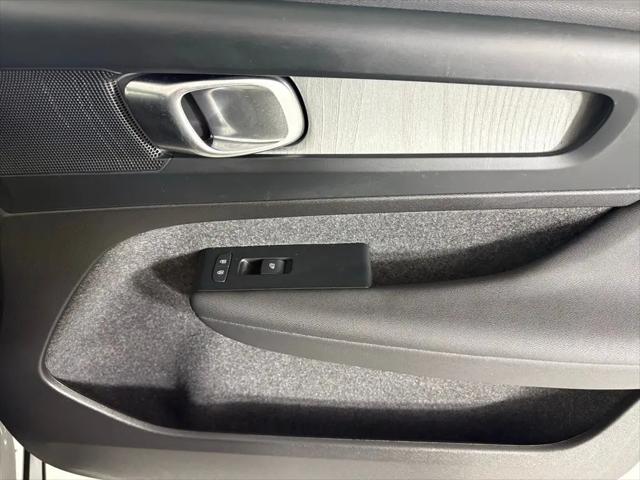 2026 Volvo XC40 Core, B4 FWD Gas (mild hybrid), Dark