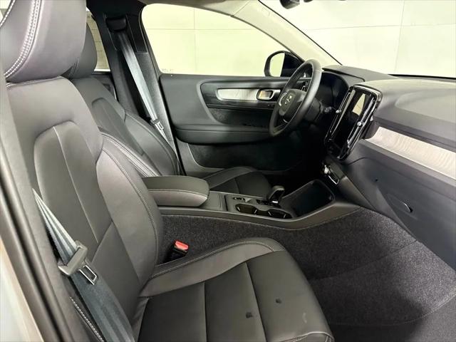 2026 Volvo XC40 Core, B4 FWD Gas (mild hybrid), Dark