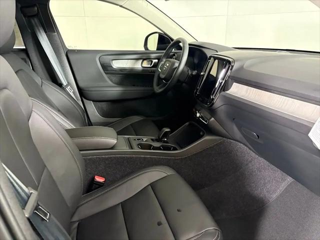 2026 Volvo XC40 Core, B4 FWD Gas (mild hybrid), Dark