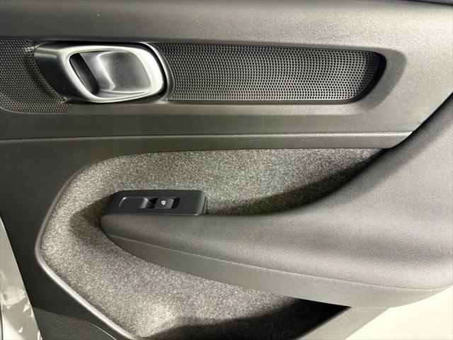 2026 Volvo XC40 Core, B4 FWD Gas (mild hybrid), Dark