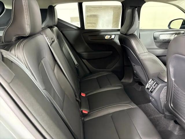 2026 Volvo XC40 Core, B4 FWD Gas (mild hybrid), Dark
