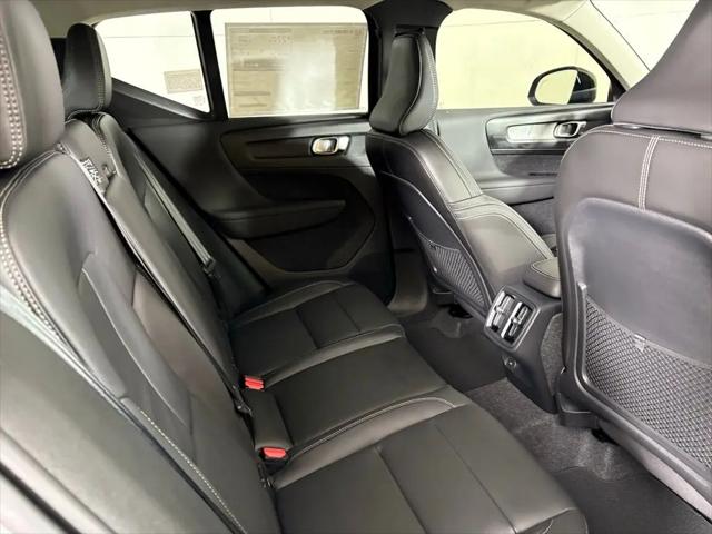 2026 Volvo XC40 Core, B4 FWD Gas (mild hybrid), Dark
