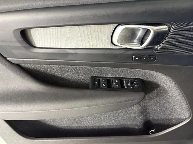 2026 Volvo XC40 Core, B4 FWD Gas (mild hybrid), Dark