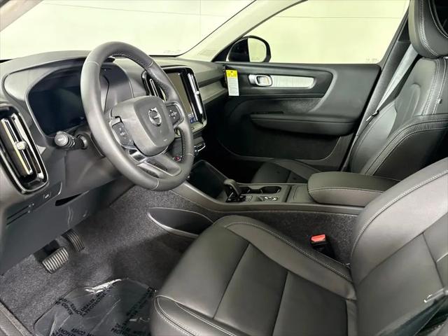 2026 Volvo XC40 Core, B4 FWD Gas (mild hybrid), Dark