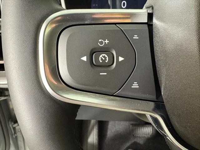 2026 Volvo XC40 Core, B4 FWD Gas (mild hybrid), Dark