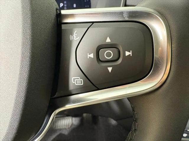 2026 Volvo XC40 Core, B4 FWD Gas (mild hybrid), Dark