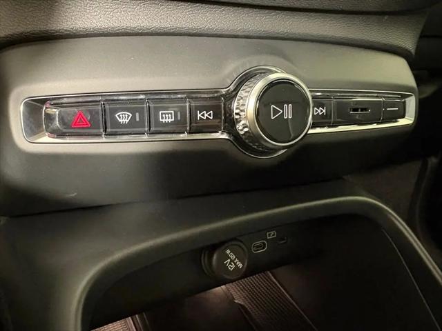 2026 Volvo XC40 Core, B4 FWD Gas (mild hybrid), Dark