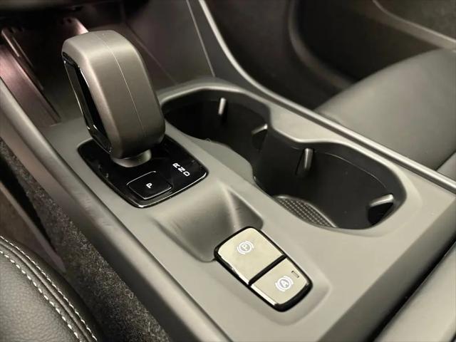 2026 Volvo XC40 Core, B4 FWD Gas (mild hybrid), Dark