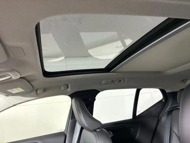 2026 Volvo XC40 Core, B4 FWD Gas (mild hybrid), Dark
