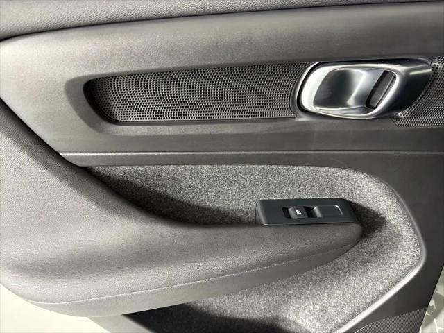 2026 Volvo XC40 Core, B4 FWD Gas (mild hybrid), Dark