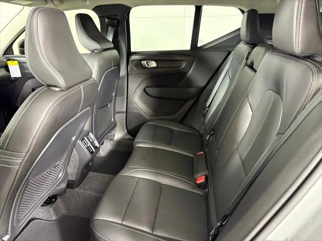 2026 Volvo XC40 Core, B4 FWD Gas (mild hybrid), Dark