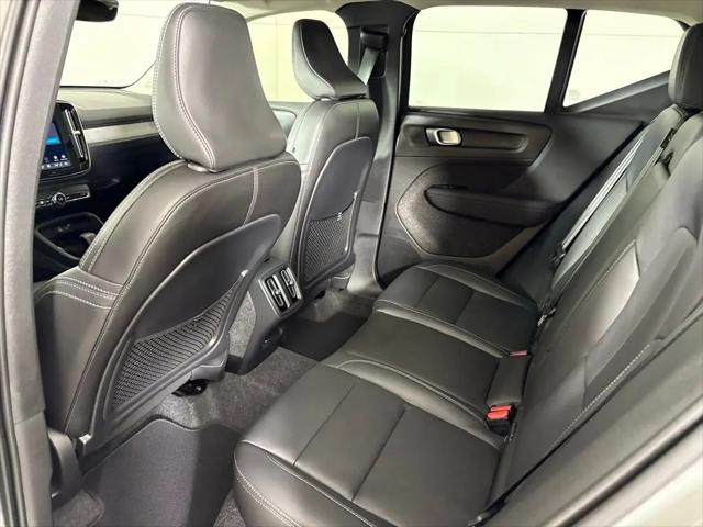 2026 Volvo XC40 Core, B4 FWD Gas (mild hybrid), Dark