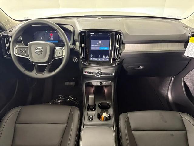 2026 Volvo XC40 Core, B4 FWD Gas (mild hybrid), Dark