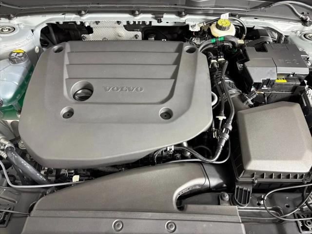 2026 Volvo XC40 Core, B4 FWD Gas (mild hybrid), Dark