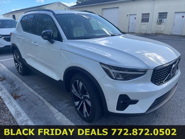 2023 Volvo XC40 B4 Plus Dark Theme 2023 Volvo XC40 B4 Plus Dark Theme
