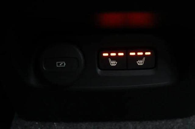 2026 Volvo XC40 Black Edition Ultra, B5 AWD Gas (mild hybrid)