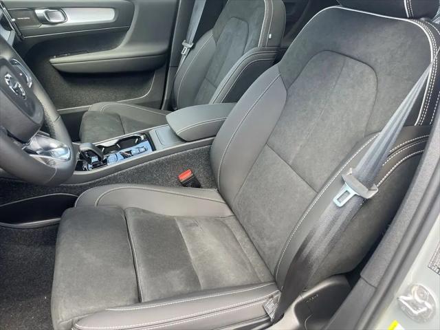 2026 Volvo XC40 Black Edition Ultra, B5 AWD Gas (mild hybrid)