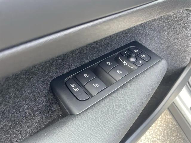 2026 Volvo XC40 Black Edition Ultra, B5 AWD Gas (mild hybrid)