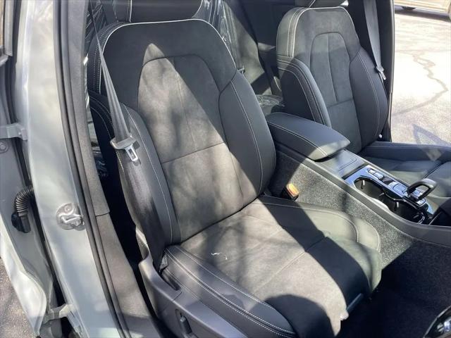 2026 Volvo XC40 Black Edition Ultra, B5 AWD Gas (mild hybrid)