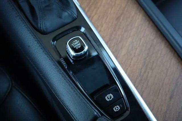 2022 Volvo XC90 T6 Momentum 7 Passenger